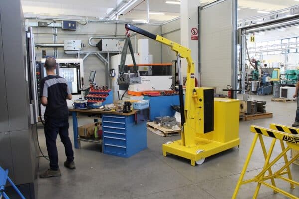 Manual high capacity safe crane with 2 forklift supports